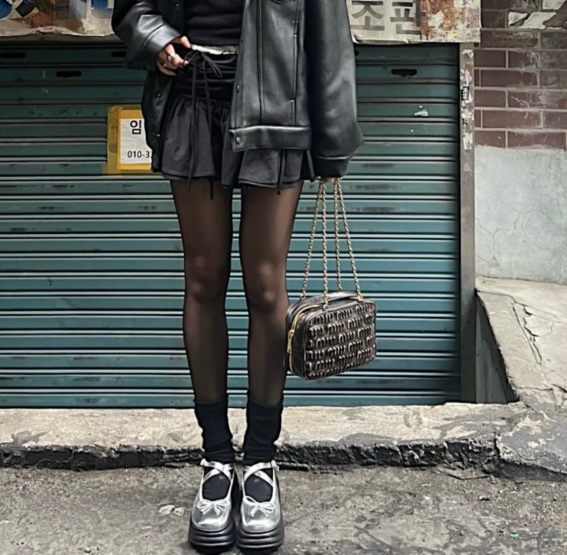 미우미우 브라운 엠보싱 로고 체인 숄더백 샌드커피 상품이미지5