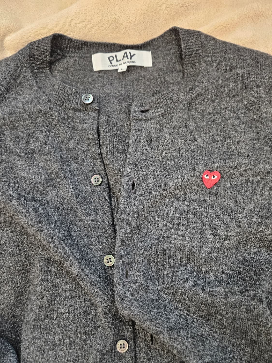 (SSF샵 구매) 꼼데가르송 스몰 레드 하트 와펜 회색 상품이미지3