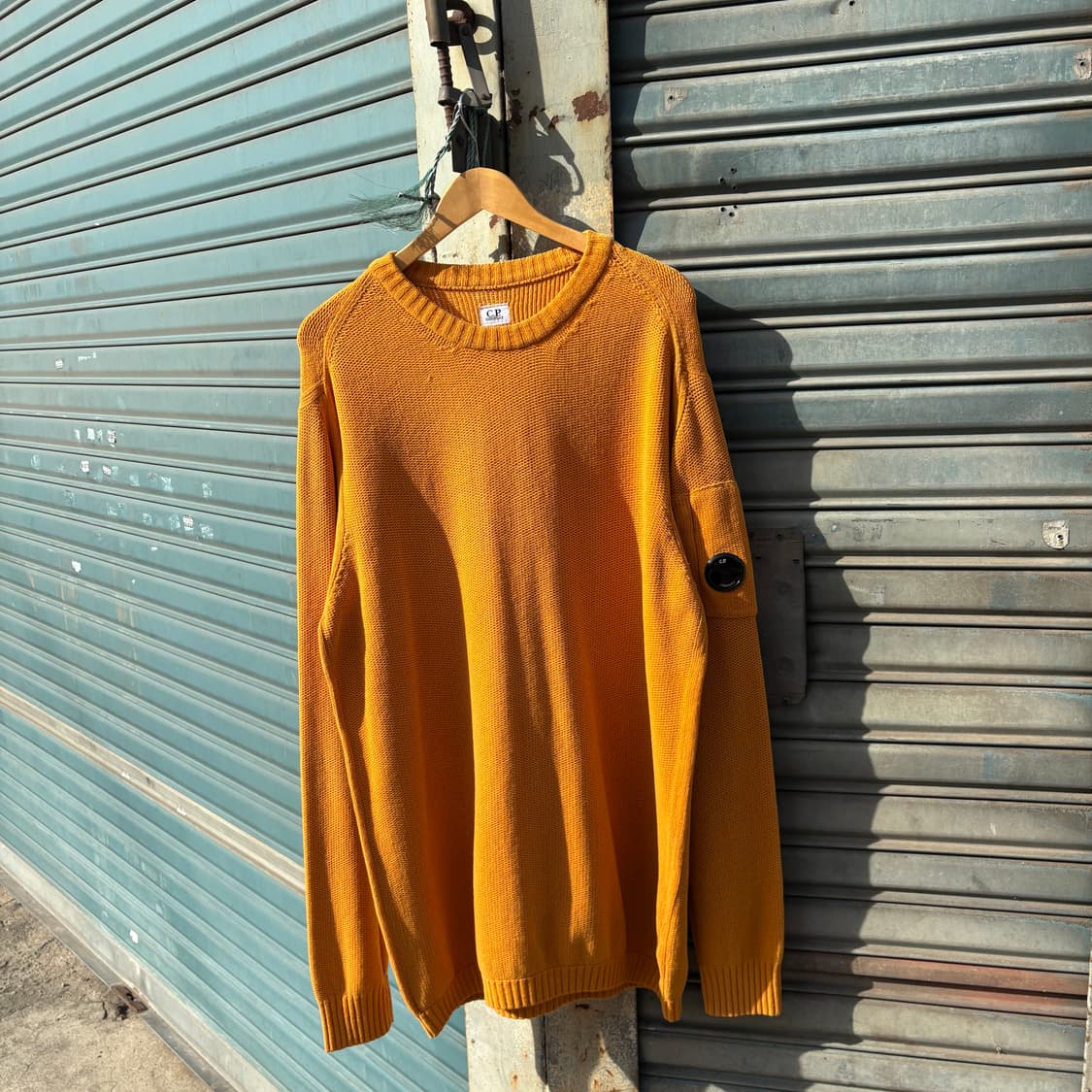 씨피컴퍼니 머스타드 렌즈 스웨터 상품이미지1