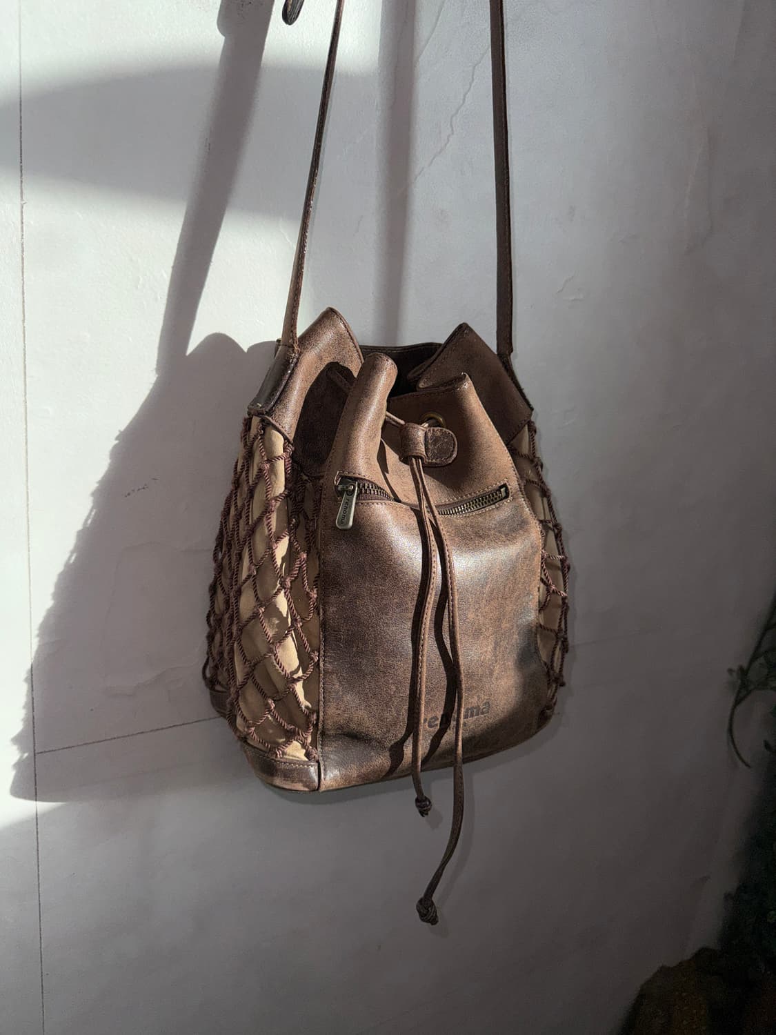Renoma brown net drawstring cross bag 상품이미지4