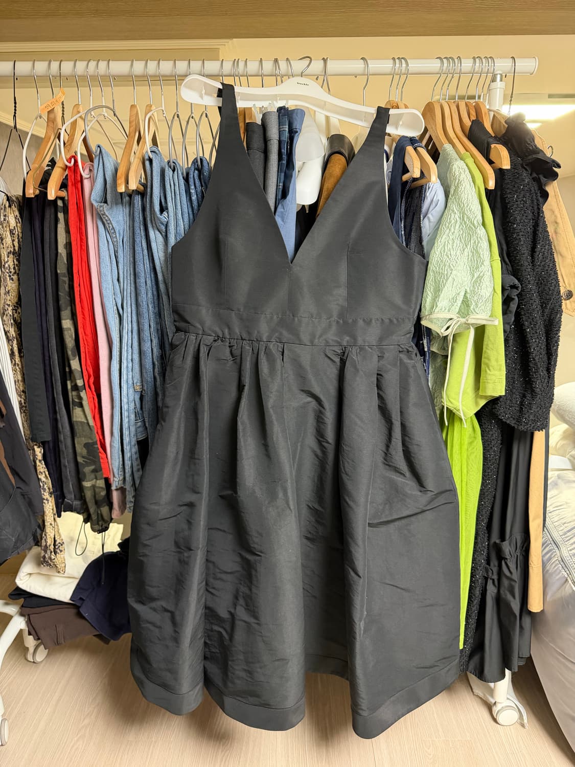 코스 딥 브이넥 원피스 블랙 상품이미지3