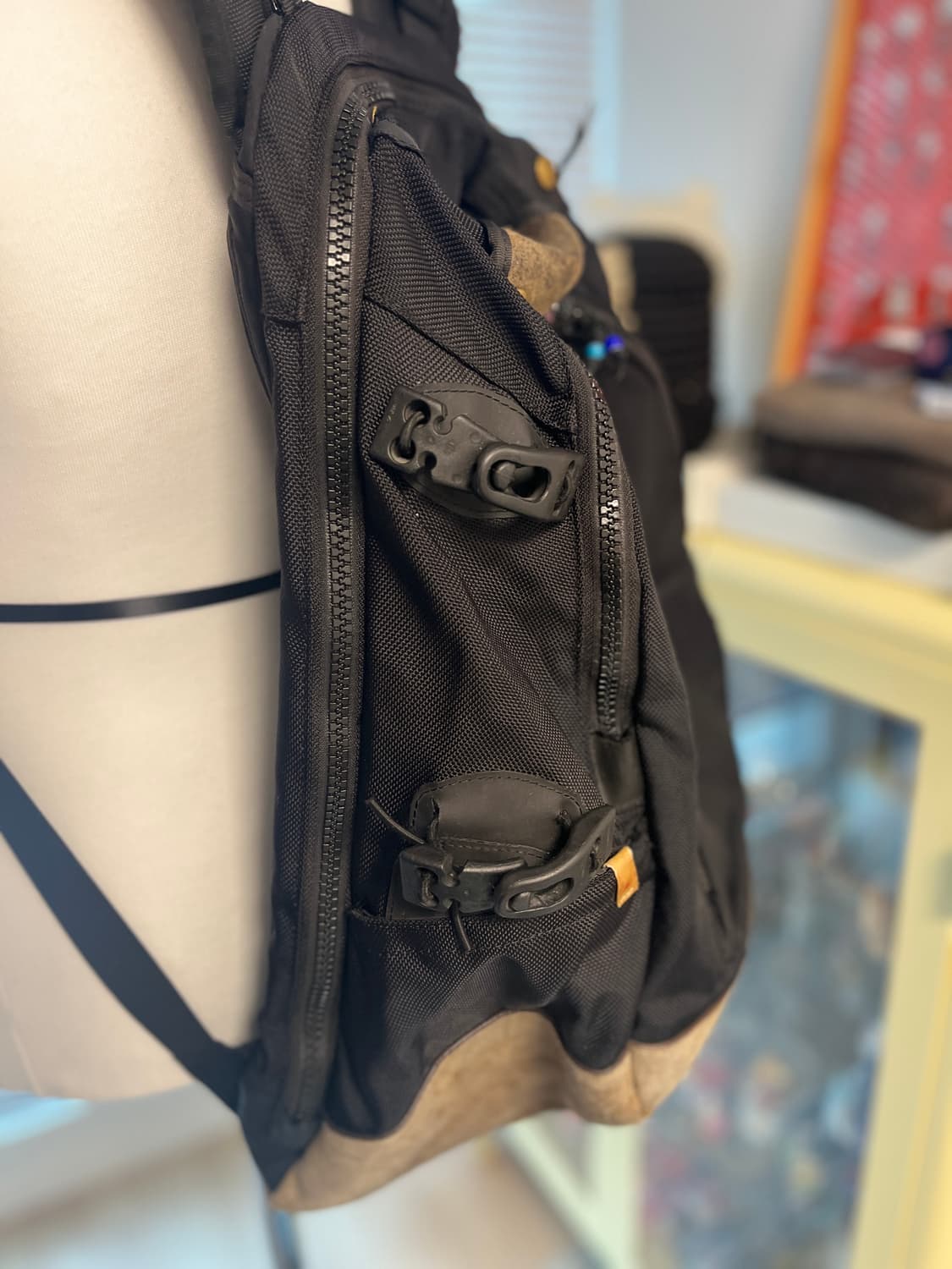 비즈빔 블랙앤브라운 스웨이드 콘초커스텀 발리스틱백팩 20L 상품이미지7