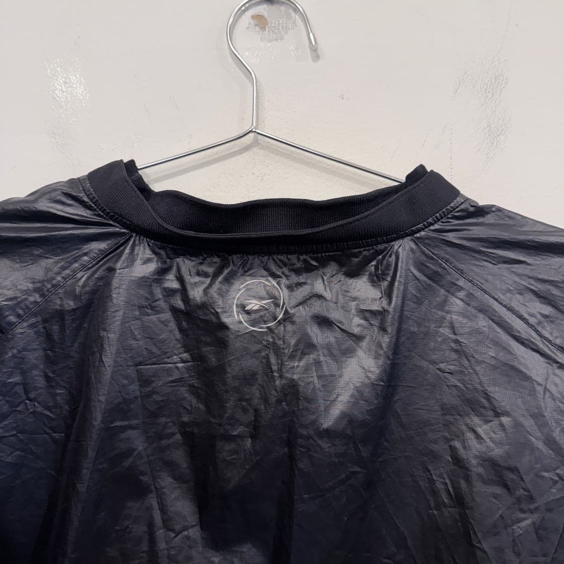 리복 브이넥 나일론 맨투맨 상품이미지2