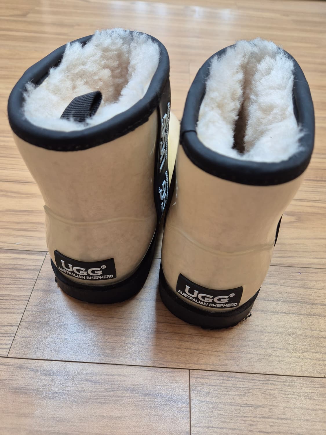 투명한 디자인이 매력적인 UGG 클리어 부츠입니다. EU37 사이즈로,  상품이미지3