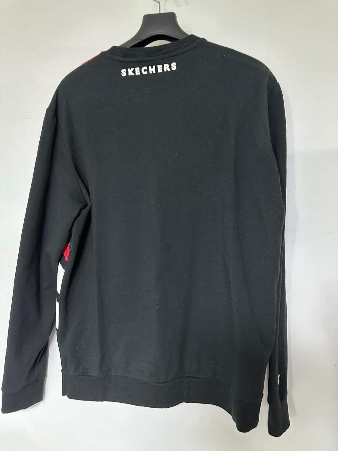 스케쳐스 블랙/레드 배색 맨투맨 티셔츠 상품이미지2