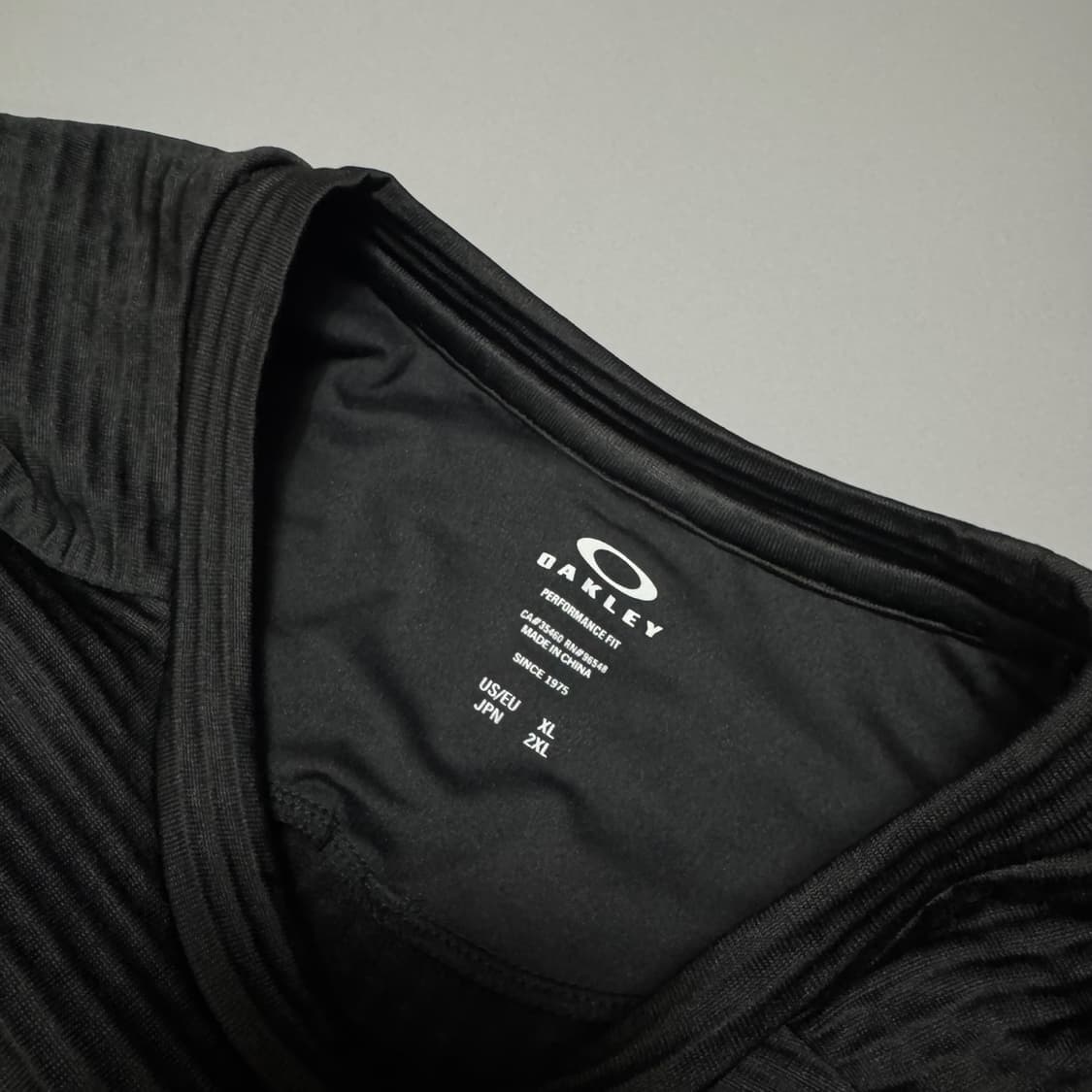 오클리(OAKLEY) 블랙컬러 서클로고 엠보싱 폴리에스터 그리드 롱슬리브 상품이미지4
