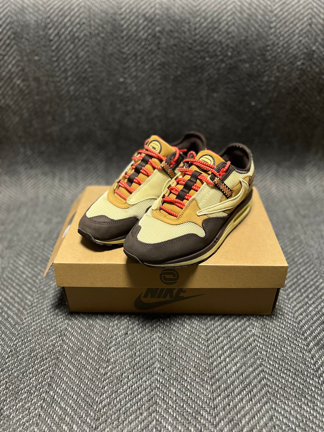 나이키 x 트레비스 스캇 에어맥스1 270 상품이미지1