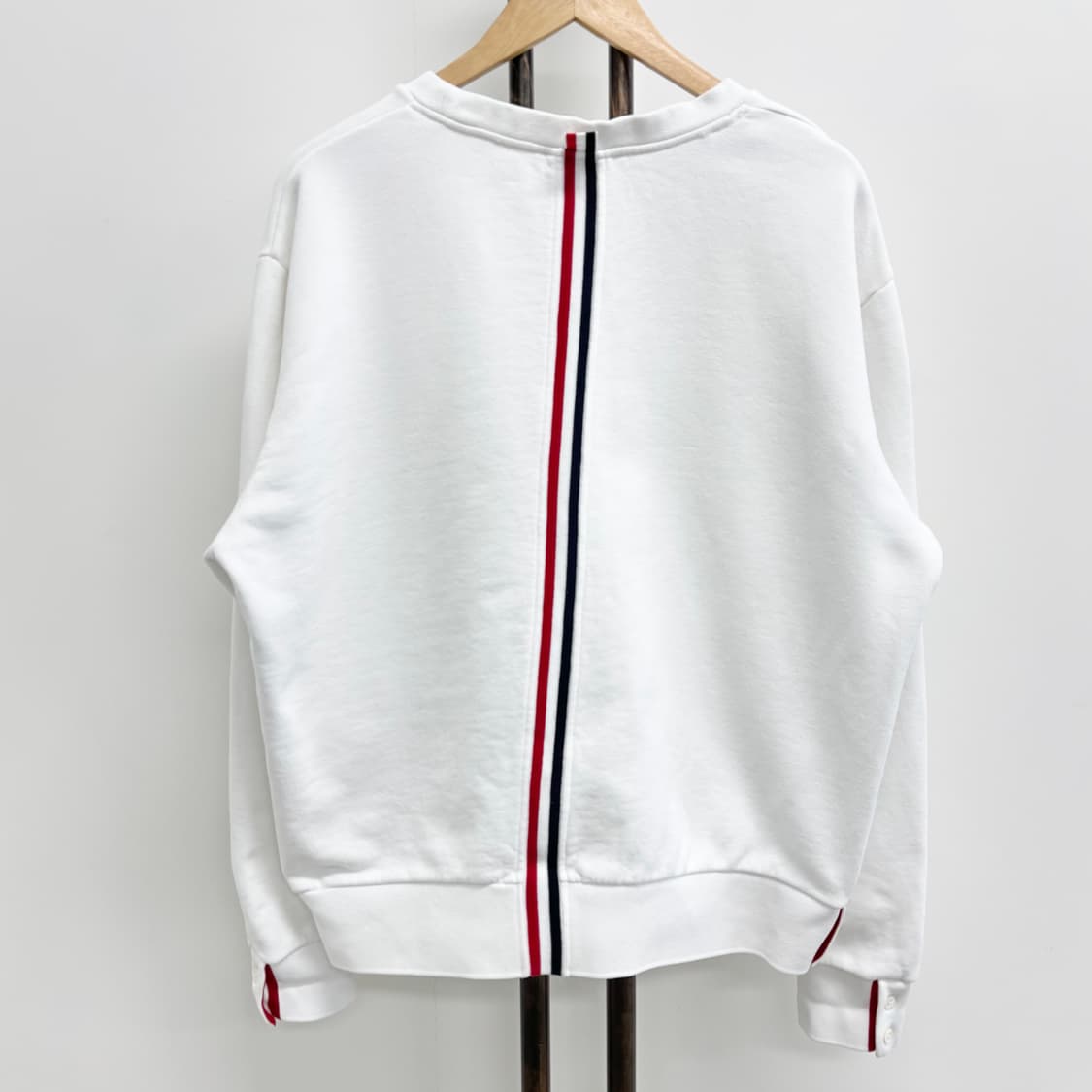 [4]톰브라운 백삼선 맨투맨 상품이미지1