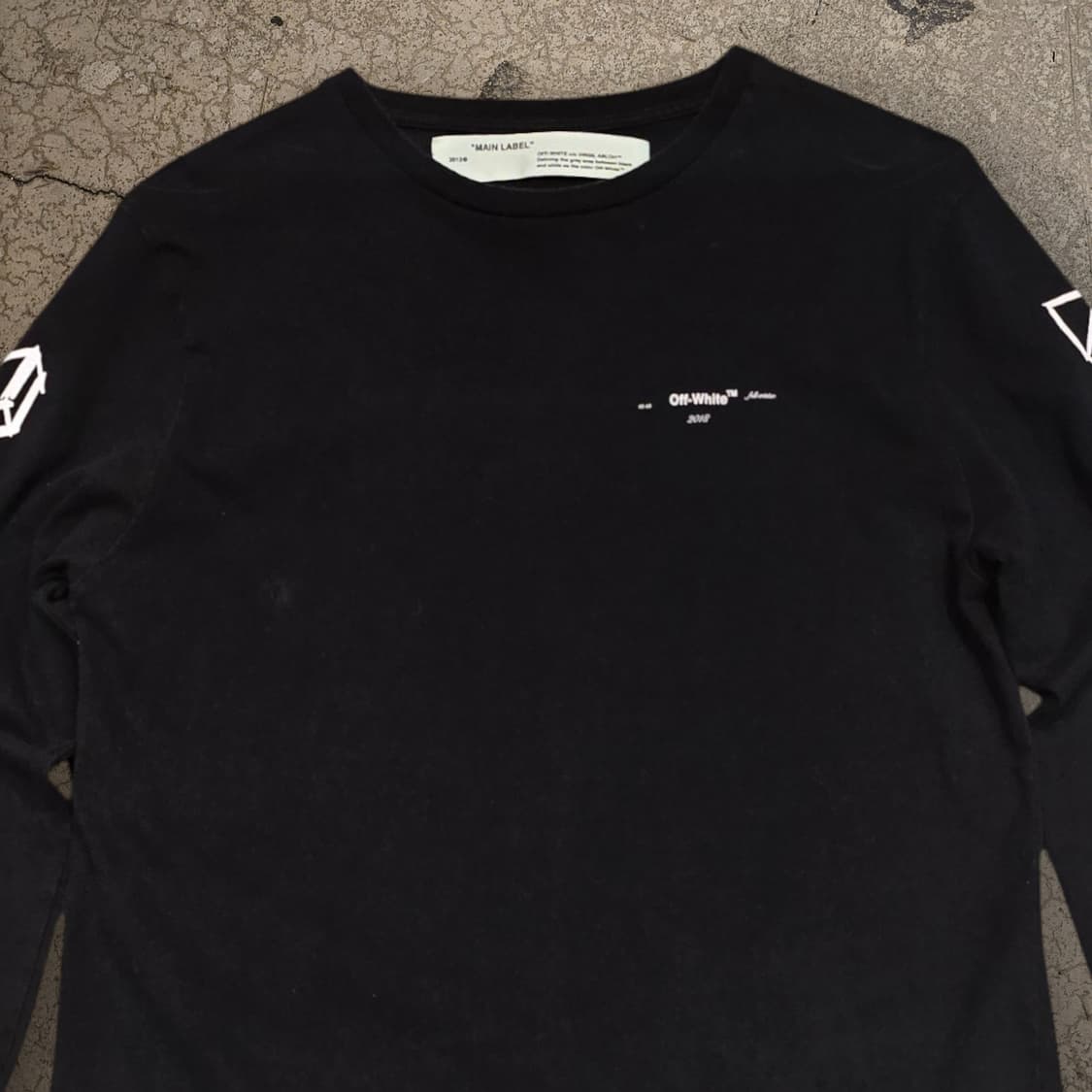 오프화이트 드로잉 스타일의 그래픽 긴팔 티셔츠 상품이미지2