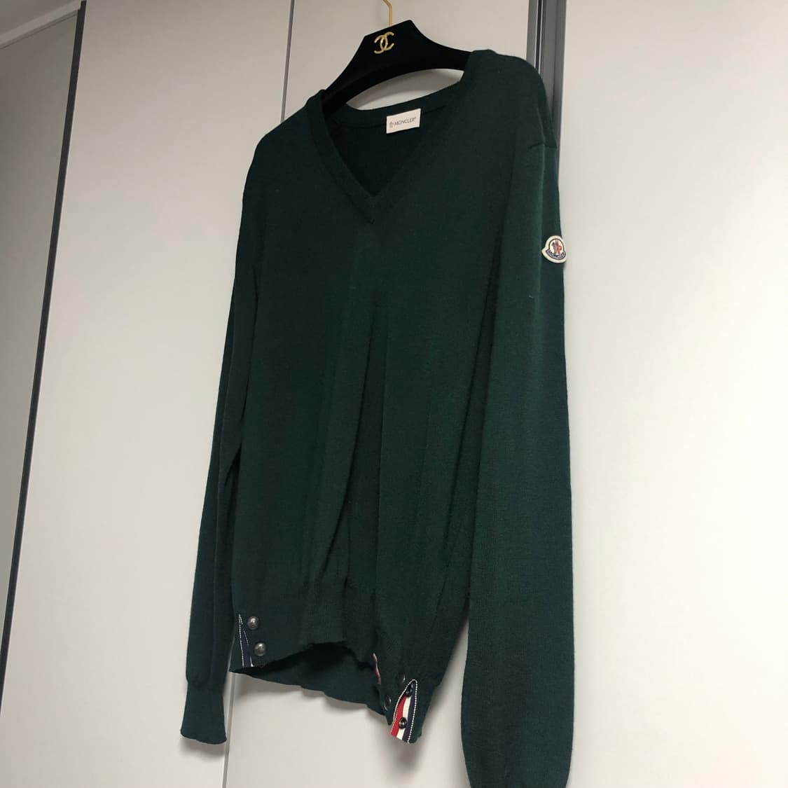 몽클레어 브이넥 울 니트 로고 와펜 상품이미지4