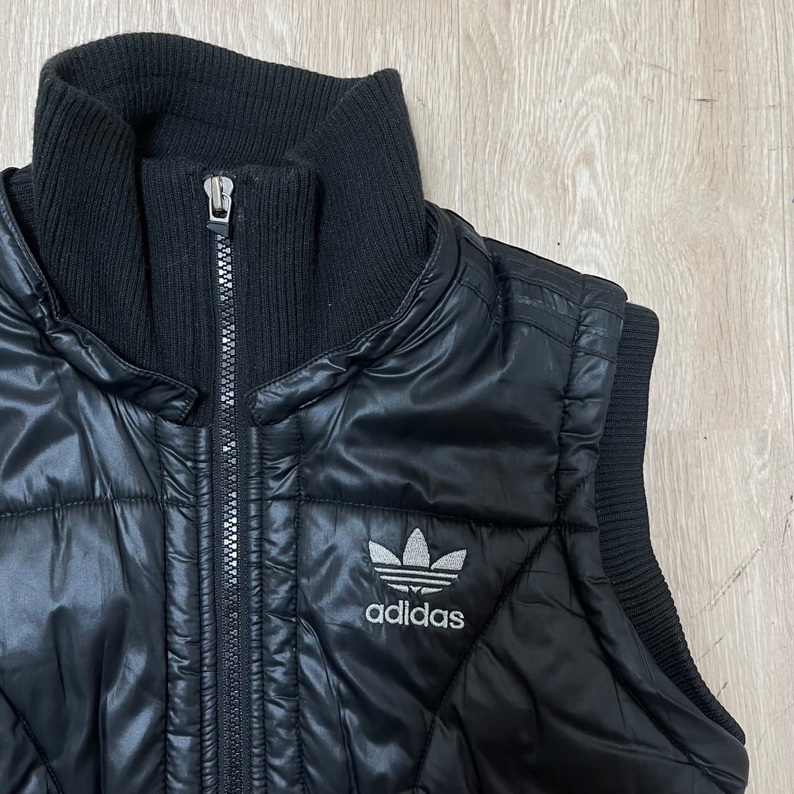 아디다스 여성 실버 로고 블랙 패딩 조끼 85사이즈 상품이미지2