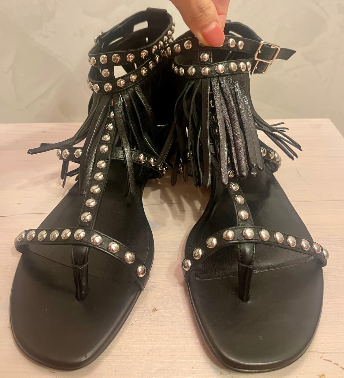 생 로랑Saint Laurent스터드 프린지 가죽 플랫 샌들 (36.5) 상품이미지2