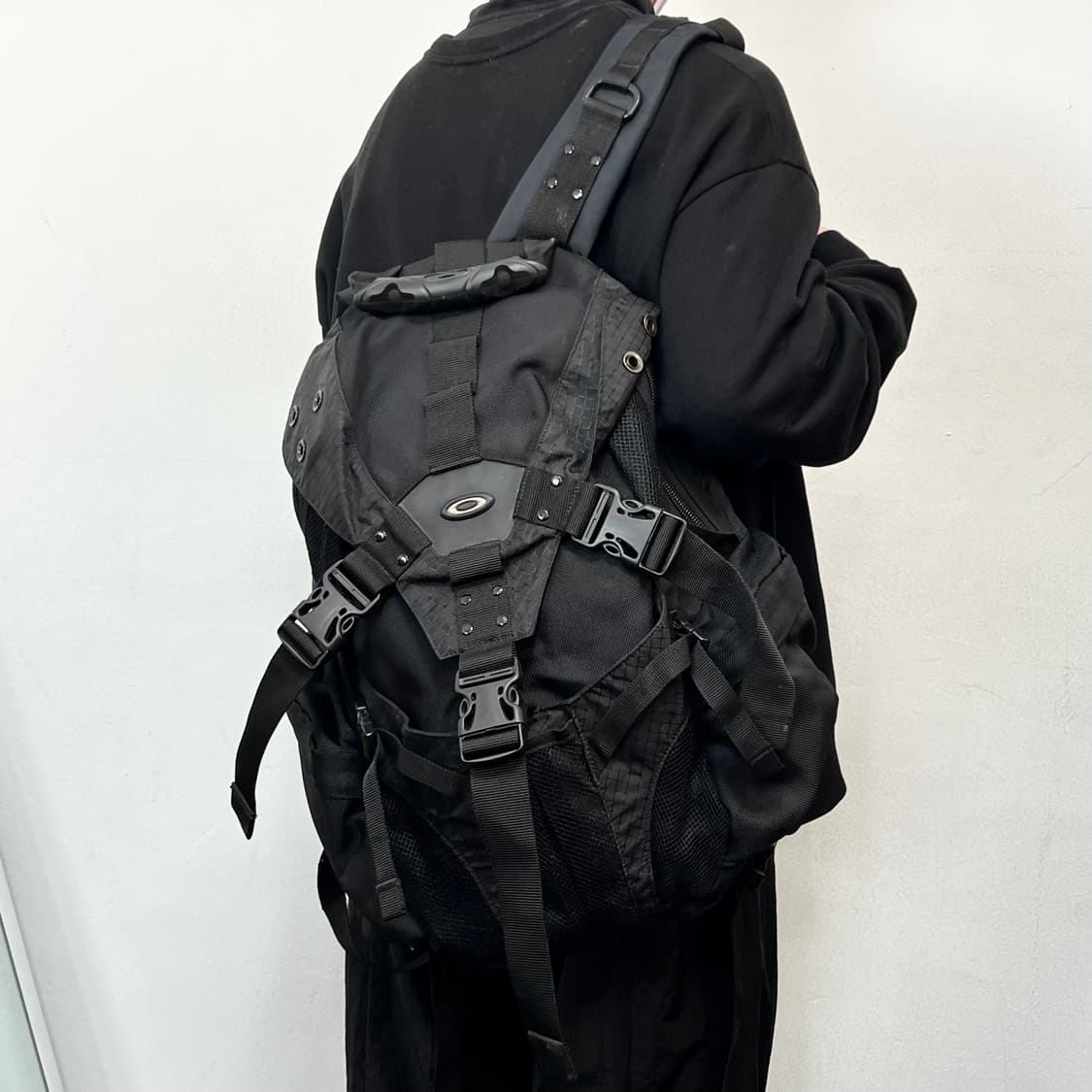 오클리 아이콘로고 3.0 테크니컬 백팩 블랙 상품이미지2