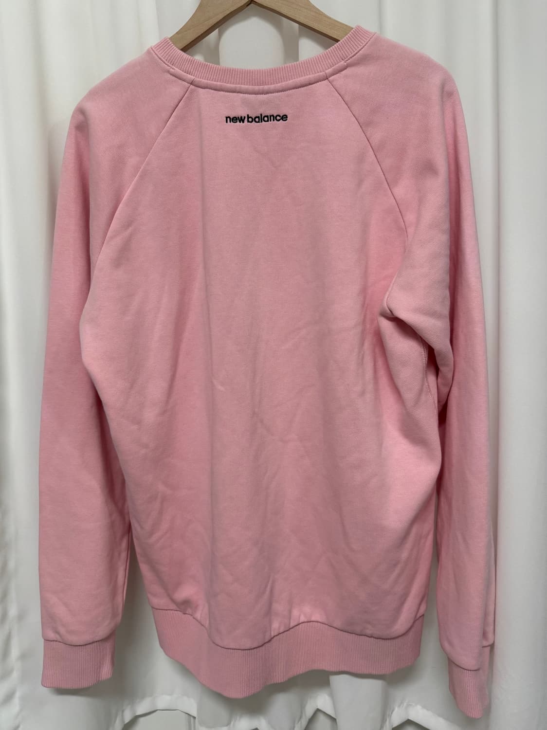 뉴발란스 스몰로고 맨투맨 핑크 상품이미지6