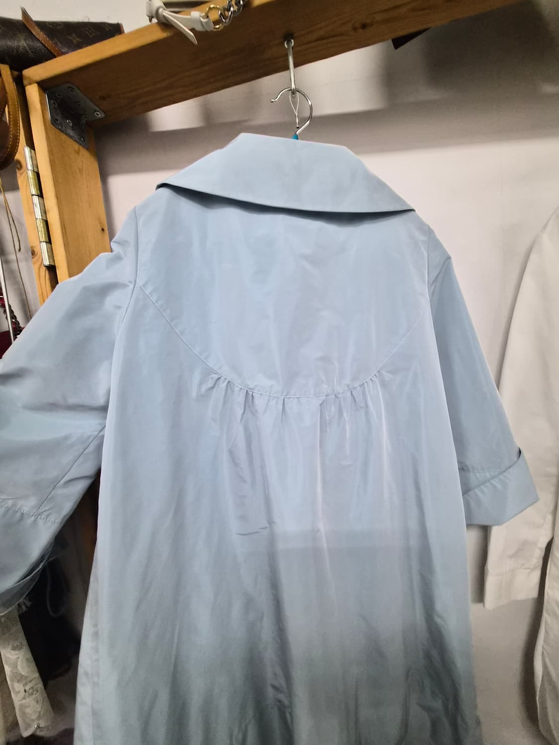 손정완 샤이니 바스락  블루 트렌치 코트 상품이미지7