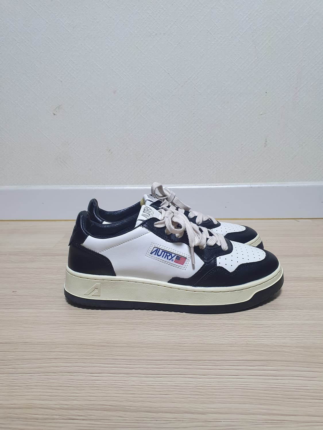 오트리 메달리스트 블랙/화이트 스니커즈 260~65 상품이미지1