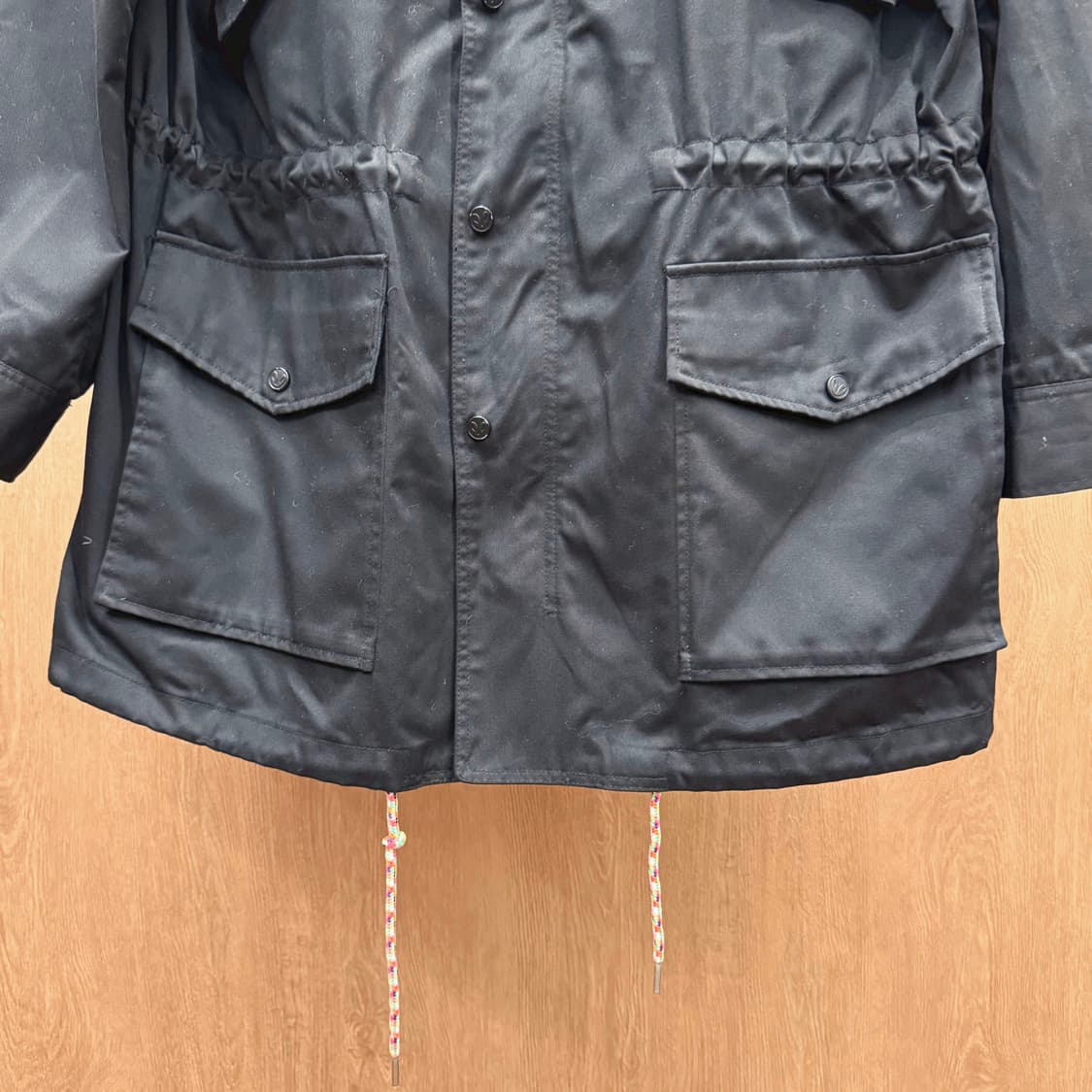 럭키슈에뜨 코튼 아웃도어 후드 자켓 플랩 포켓 스트링 디테일 블랙 상품이미지5