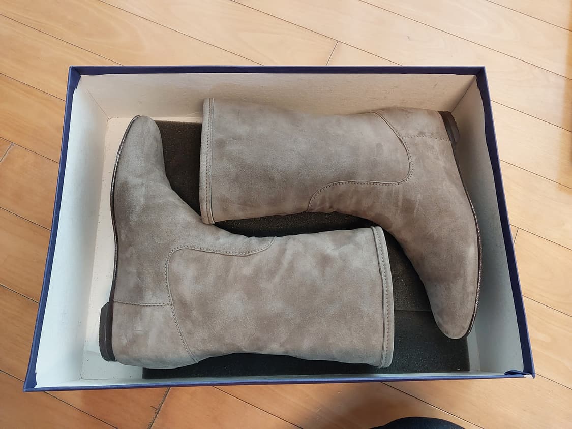 스튜어트 와이츠먼 스웨이드부츠 회색 상품이미지3