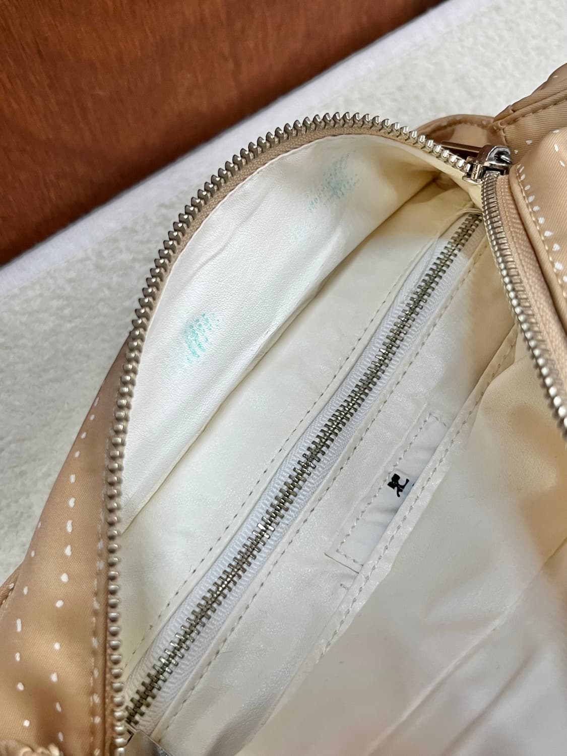 꾸레쥬 로고 플레이트 토트백 베이지 상품이미지8