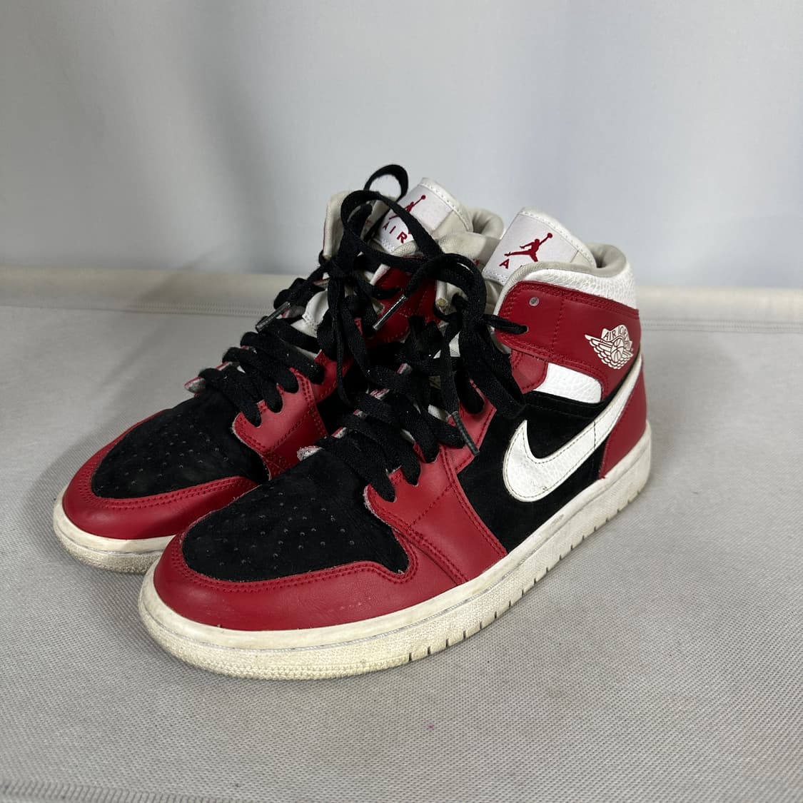 나이키 에어 조던 1 미드 Gym Red Black 상품이미지1
