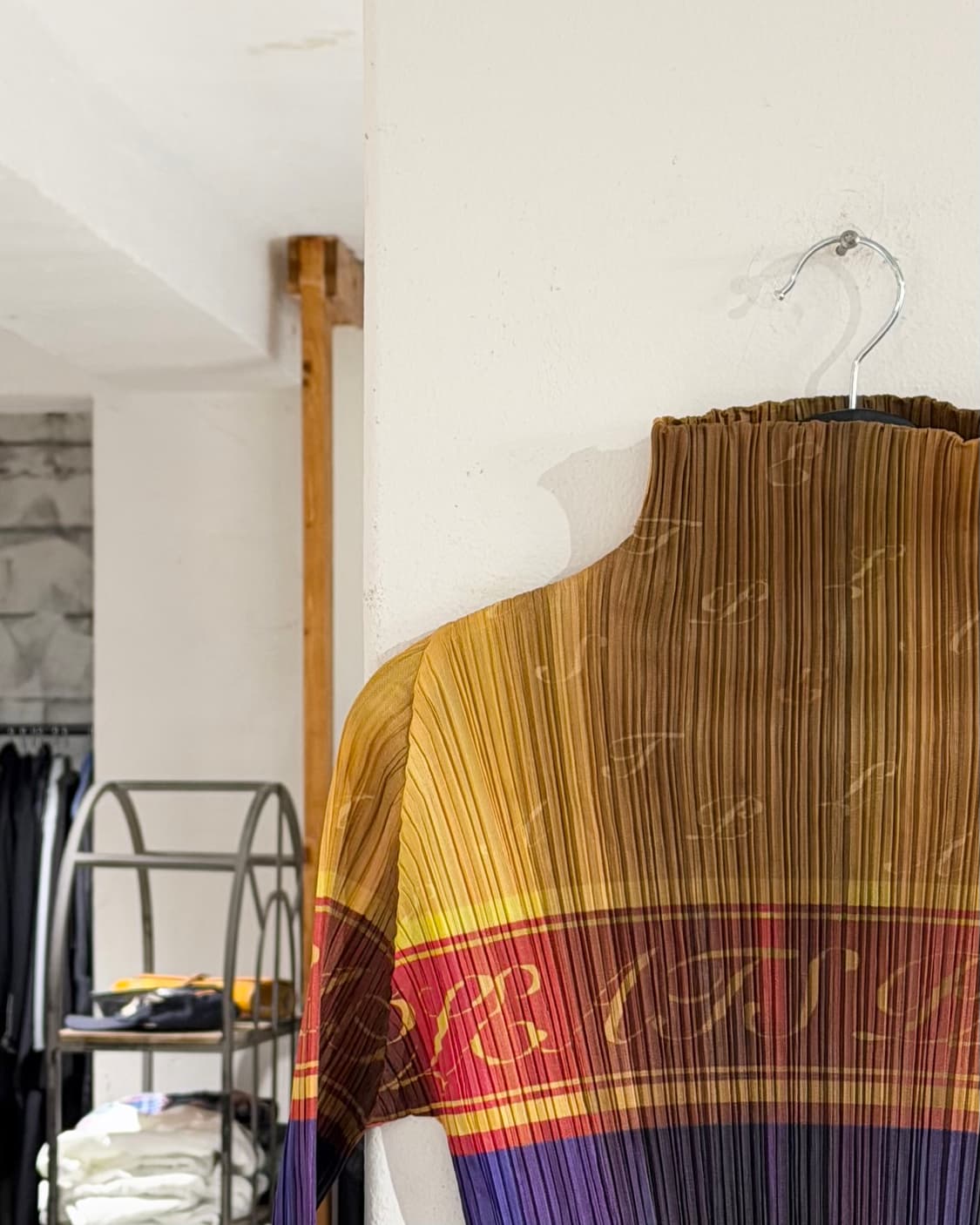 플리츠 플리즈 옐로우 바이올렛 레터링 하이넥 롱슬리브 상품이미지2