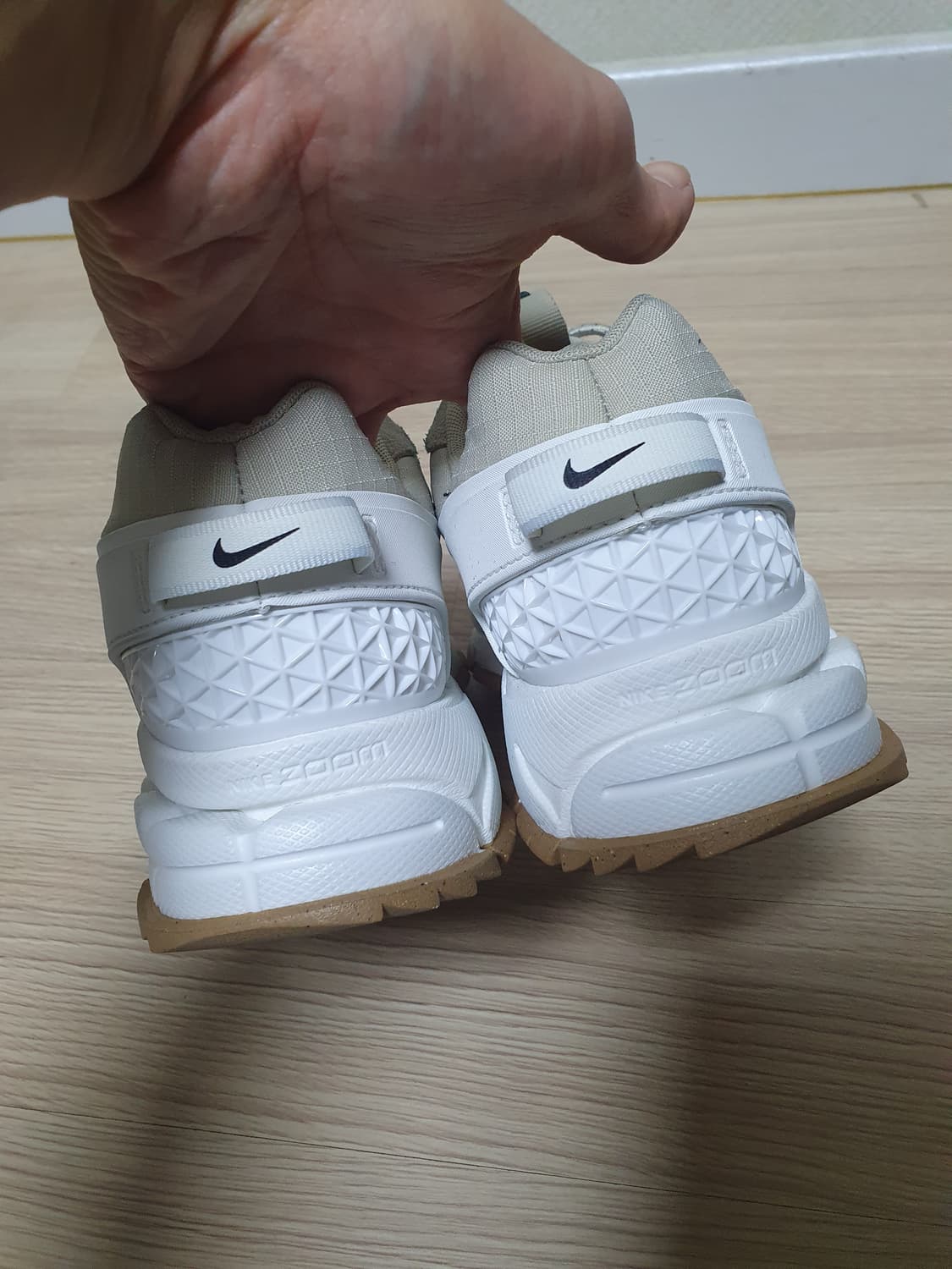 나이키 줌 보메로 룸 세일:검 라이트 스톤 255 상품이미지6