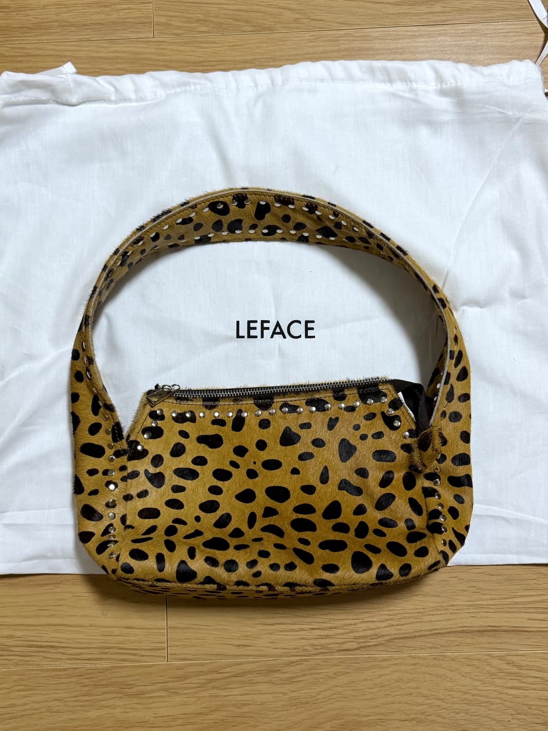 Leface 르페이스 레오파드 스터드 숄더백  상품이미지3