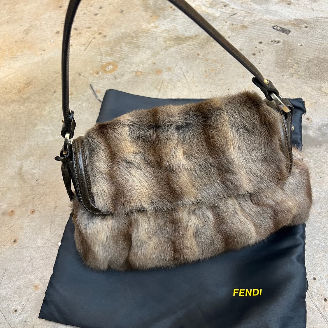 펜디 밍크 퍼 쉐프백 상품이미지2