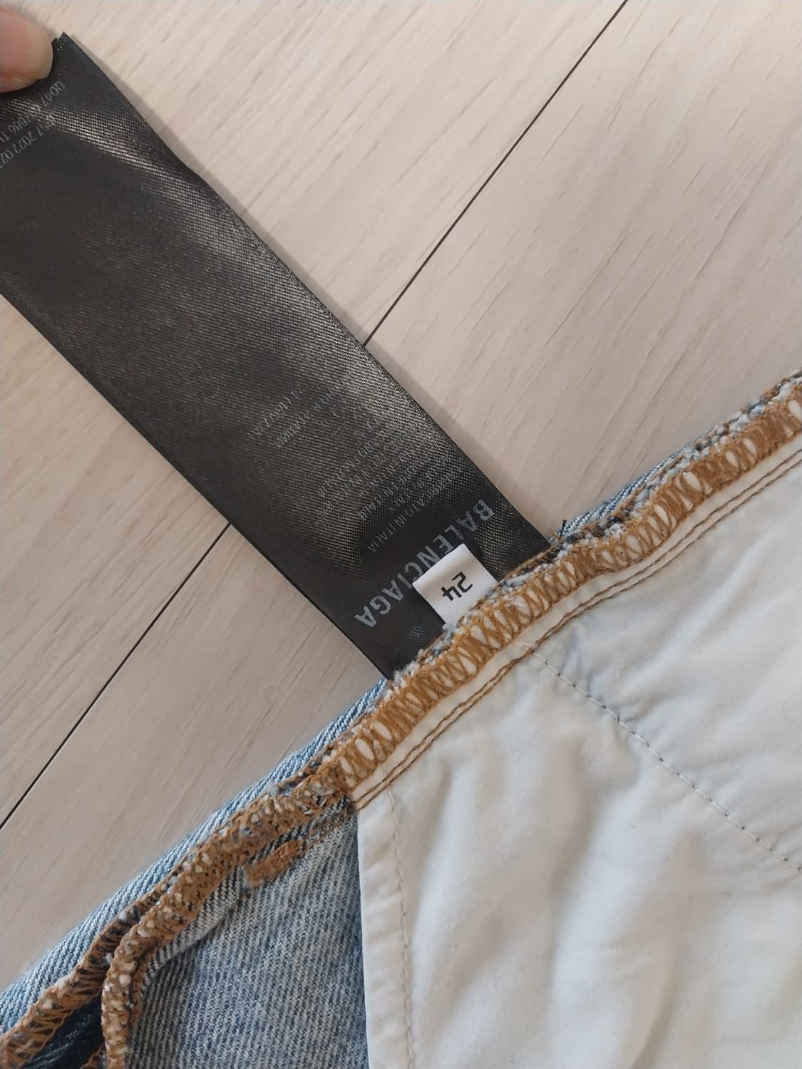 발렌시아가 라지 배기핏 논코티드 데님 팬츠 연청 상품이미지5