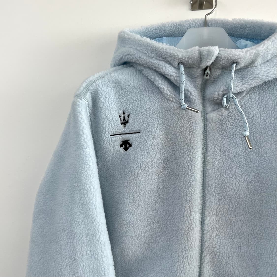 데상트x마세라티 스카이블루 셰르파 플리스 자켓 상품이미지5