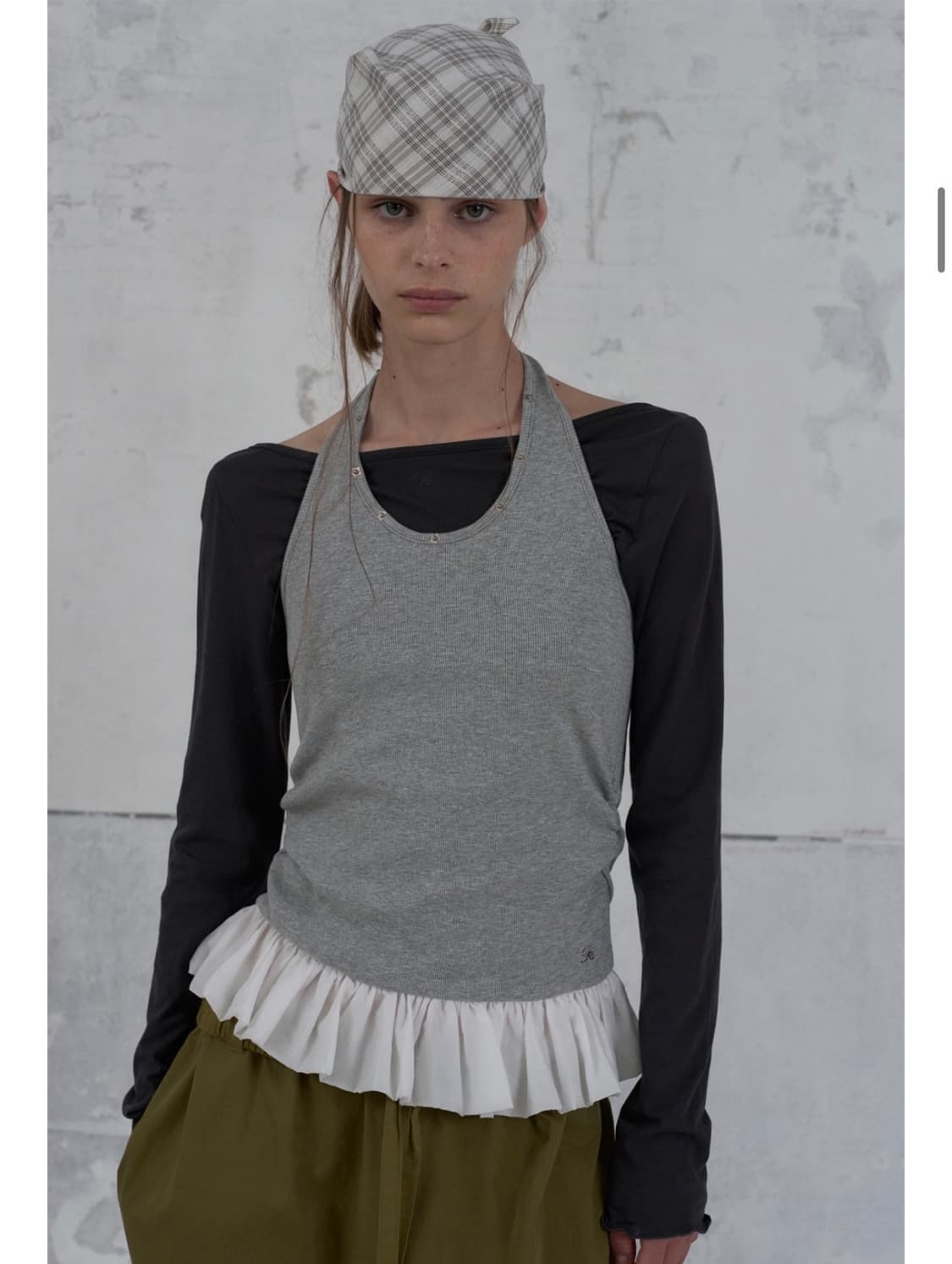 택o 새상품) 포에토 페탈 엣지 홀터 탑 그레이 상품이미지3