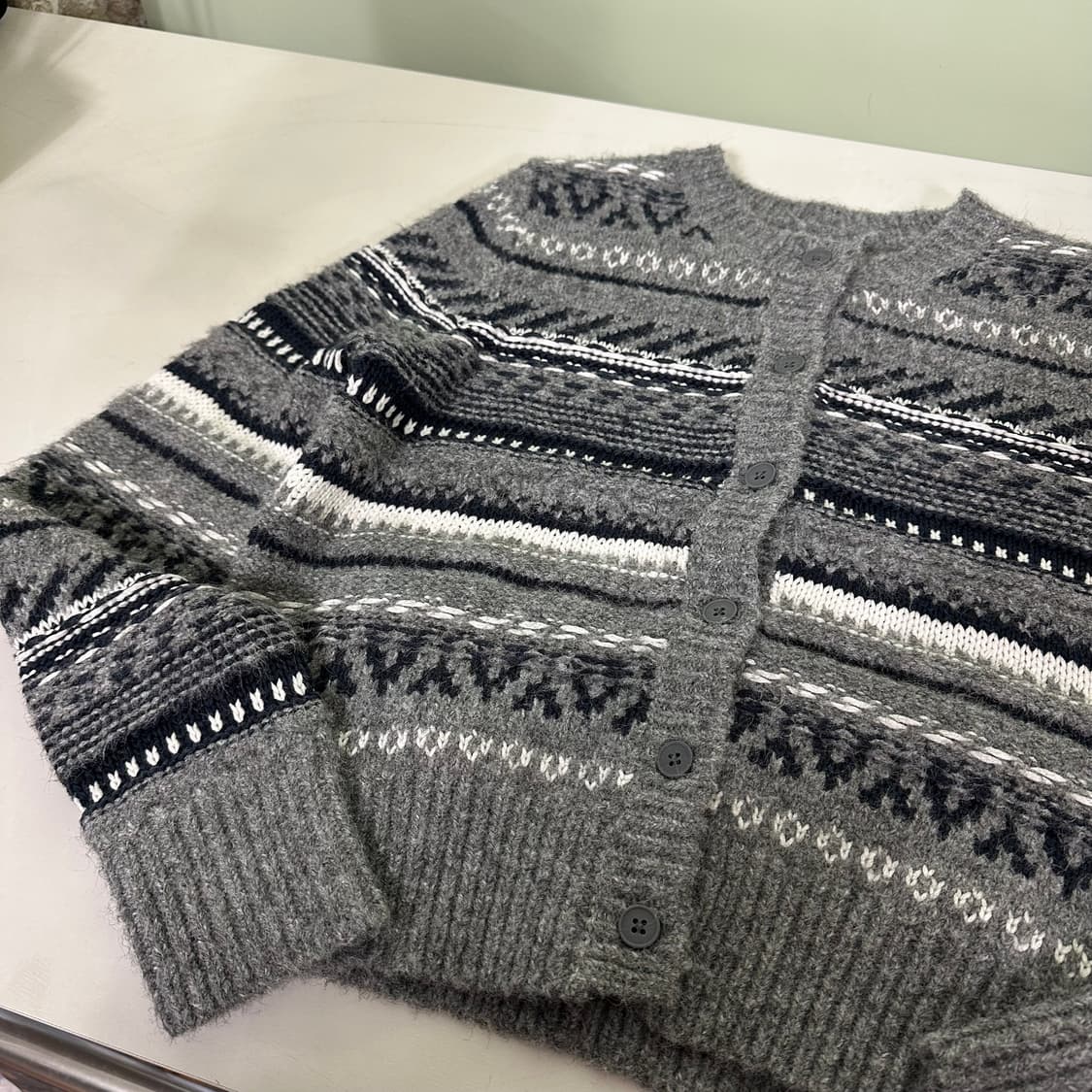 우먼S-M URBAN REVIVO 멀티패턴 그레이 U넥 크롭가디건 상품이미지1