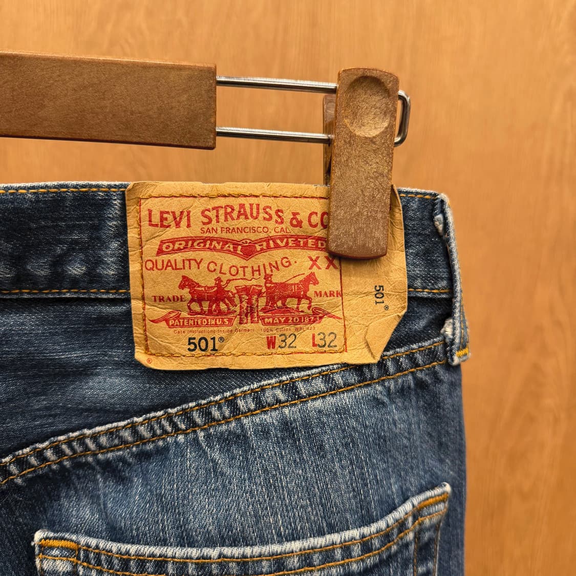 리바이스 501 워싱 데님 팬츠 레드 탭 포켓 디테일 스트레이트핏 중청 상품이미지6