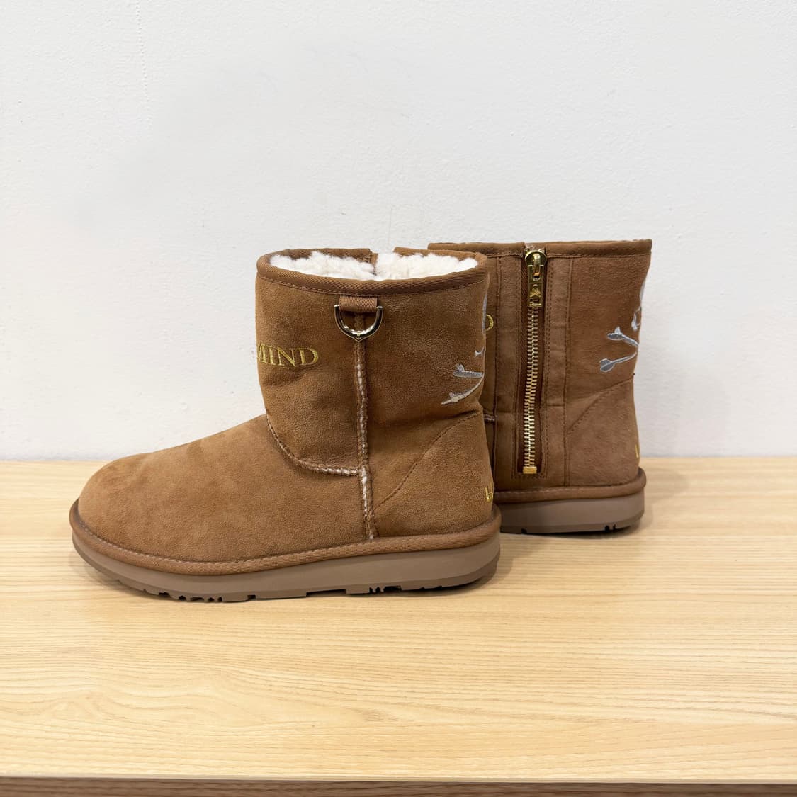 마스터 마인드 X 어그 클래식 부츠 스컬 자수 사이드 지퍼 디테일 베이지 상품이미지5