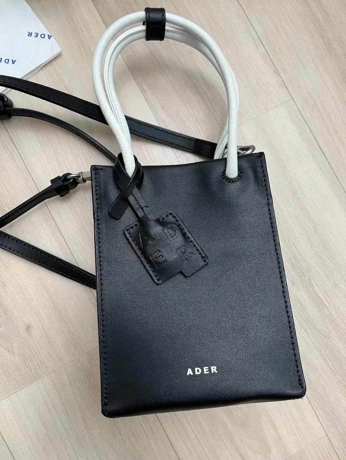 아더에러 스몰 쇼퍼백 느와르 (초반) 상품이미지3