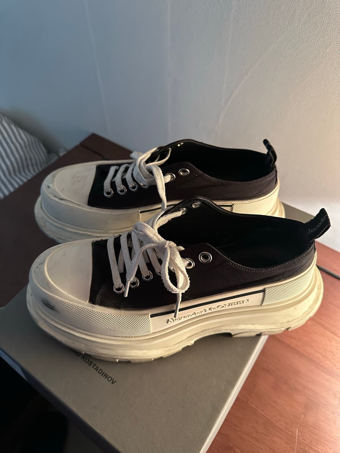 알렉산더 맥퀸 트레드 슬릭 레이스 업 스니커즈 블랙 화이트 상품이미지9