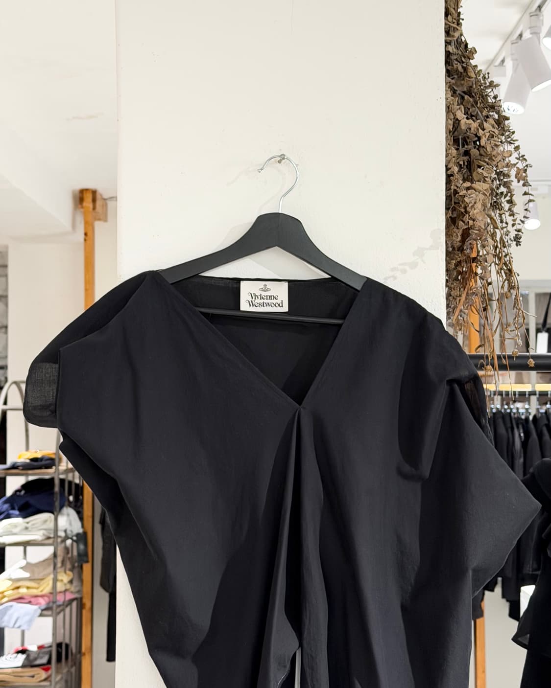 비비안웨스트우드 블랙 브이넥 언발란스 드레이프 백리본 탑  상품이미지4