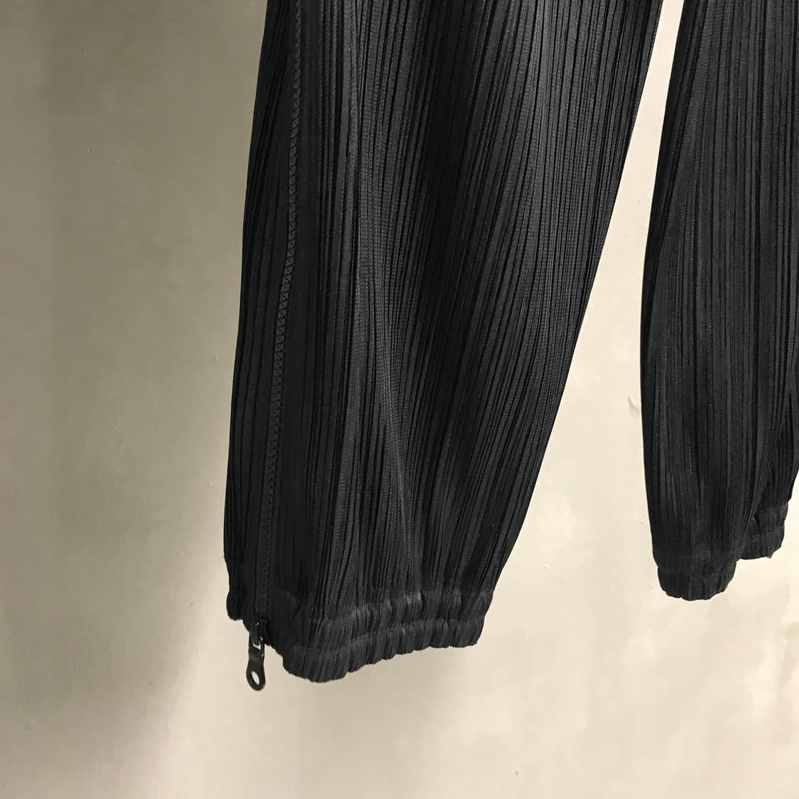이세이 미야케 플리츠 플리즈 팬츠 블랙 3(W) 상품이미지4