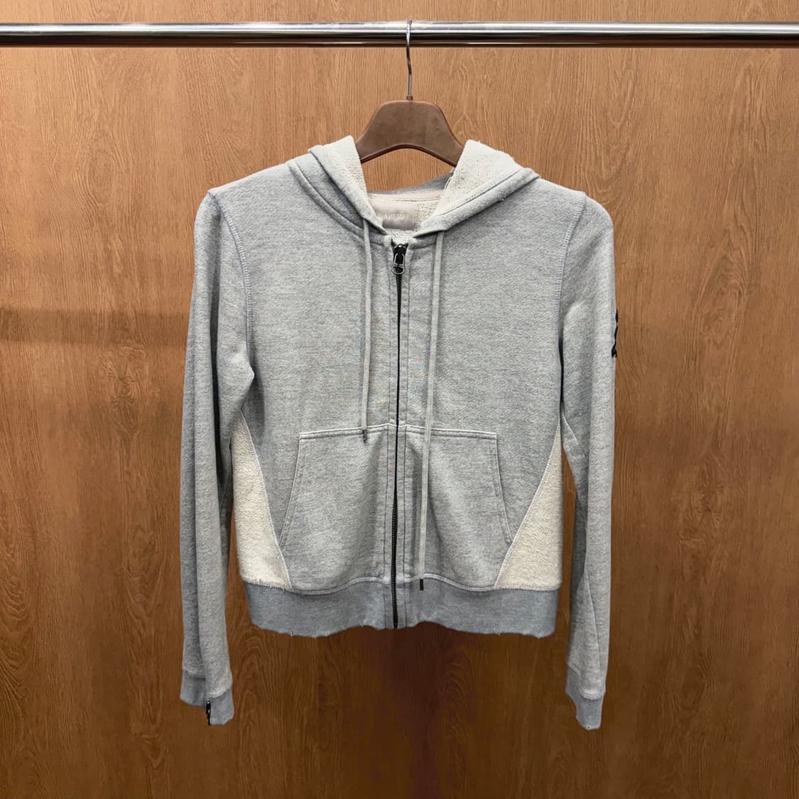 쟈딕 앤 볼테르 후드 집업 자켓 크라운 이니셜 자수 패치 디테일 그레이 상품이미지2