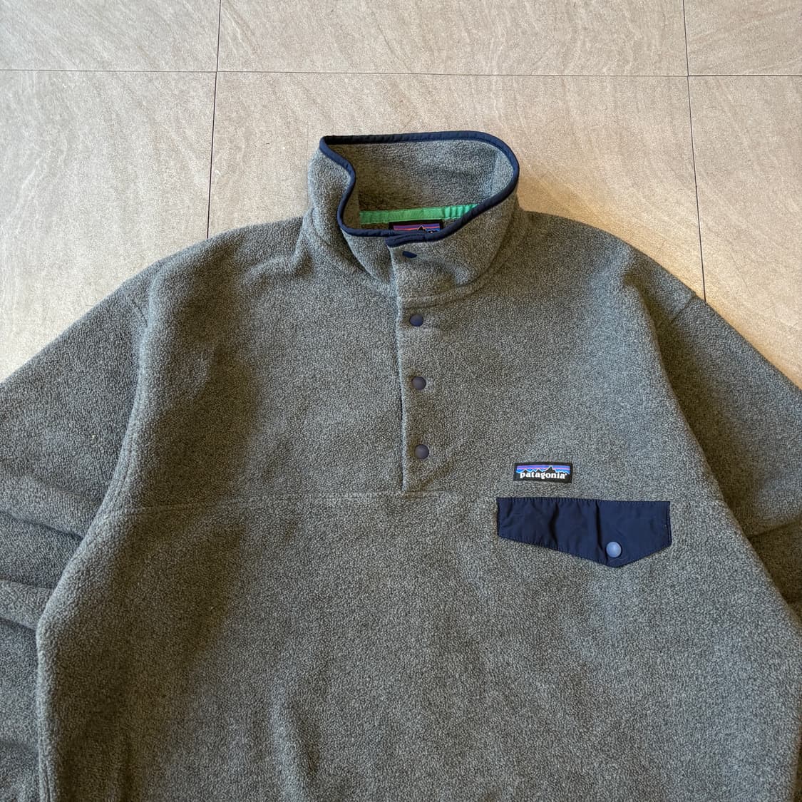 파타고니아 정품 신칠라 그레이 스냅티 상품이미지3