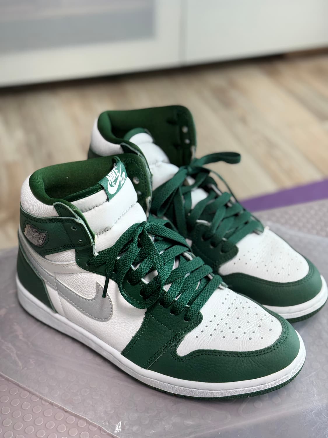 조던1 레트로 하이 OG 골지 그린 (Gorge Green) 상태 최상 상품이미지1