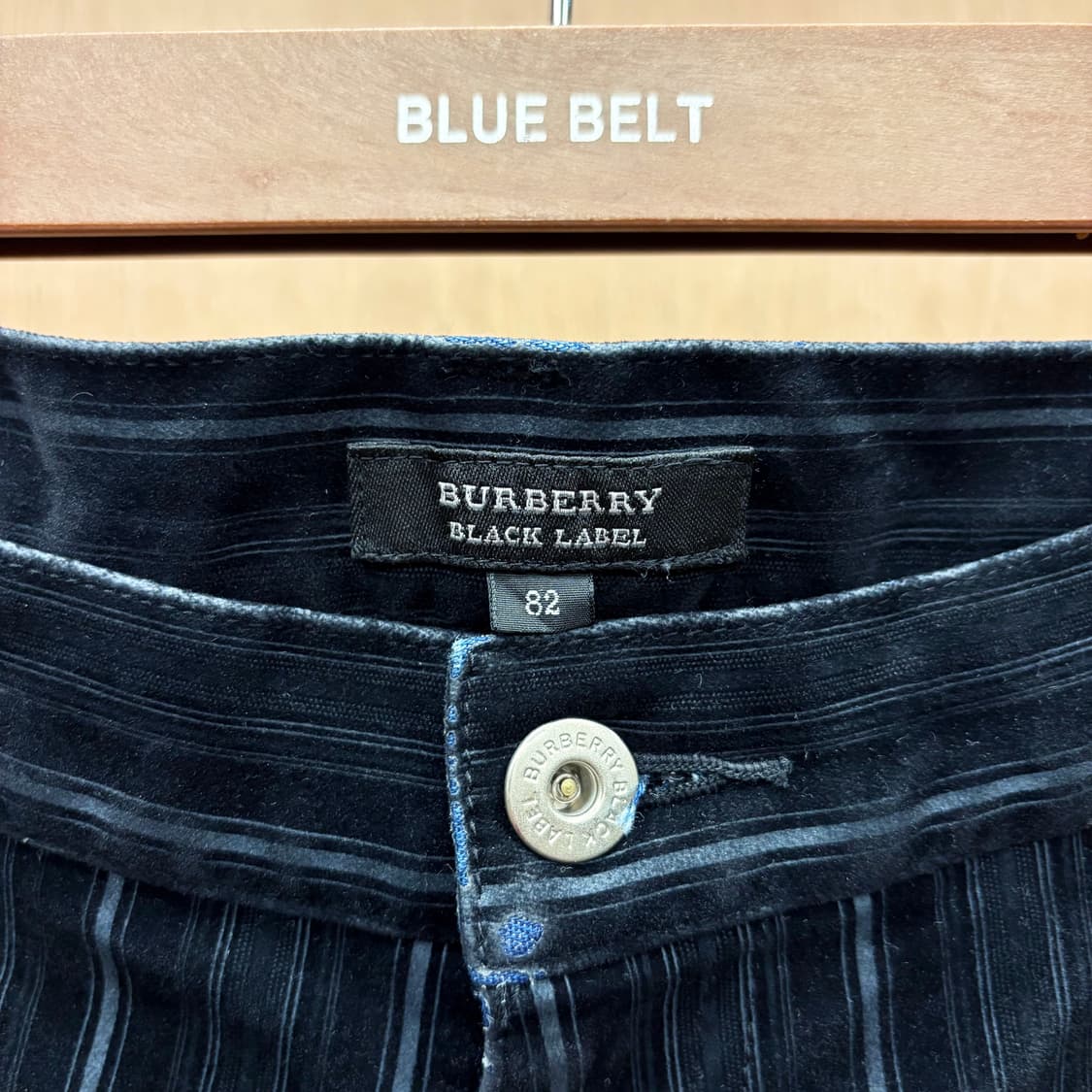 버버리 블랙 라벨 팬츠 그레이 핀 스트라이프 패턴 로고 자수 디테일 블랙 상품이미지8