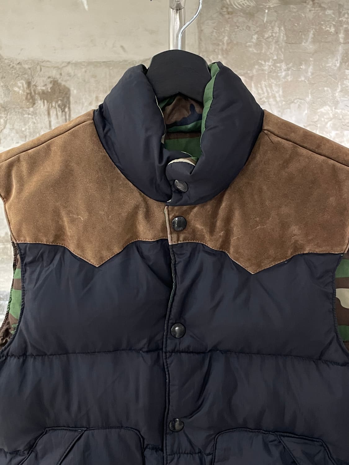 데님 앤 서플라이 랄프로렌 블랙 앤 카모 리버시블 덕 다운 베스트 상품이미지2