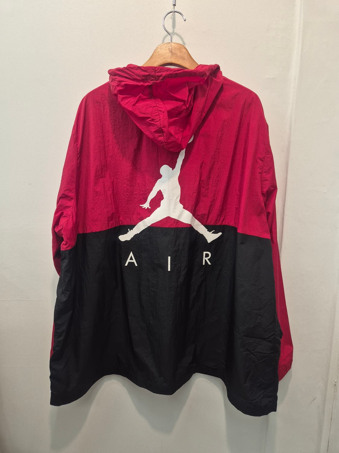 조던 AIR 후드 바람막이 자켓  3XL
빨간색과 검은색 투톤으로 디자인 상품이미지3