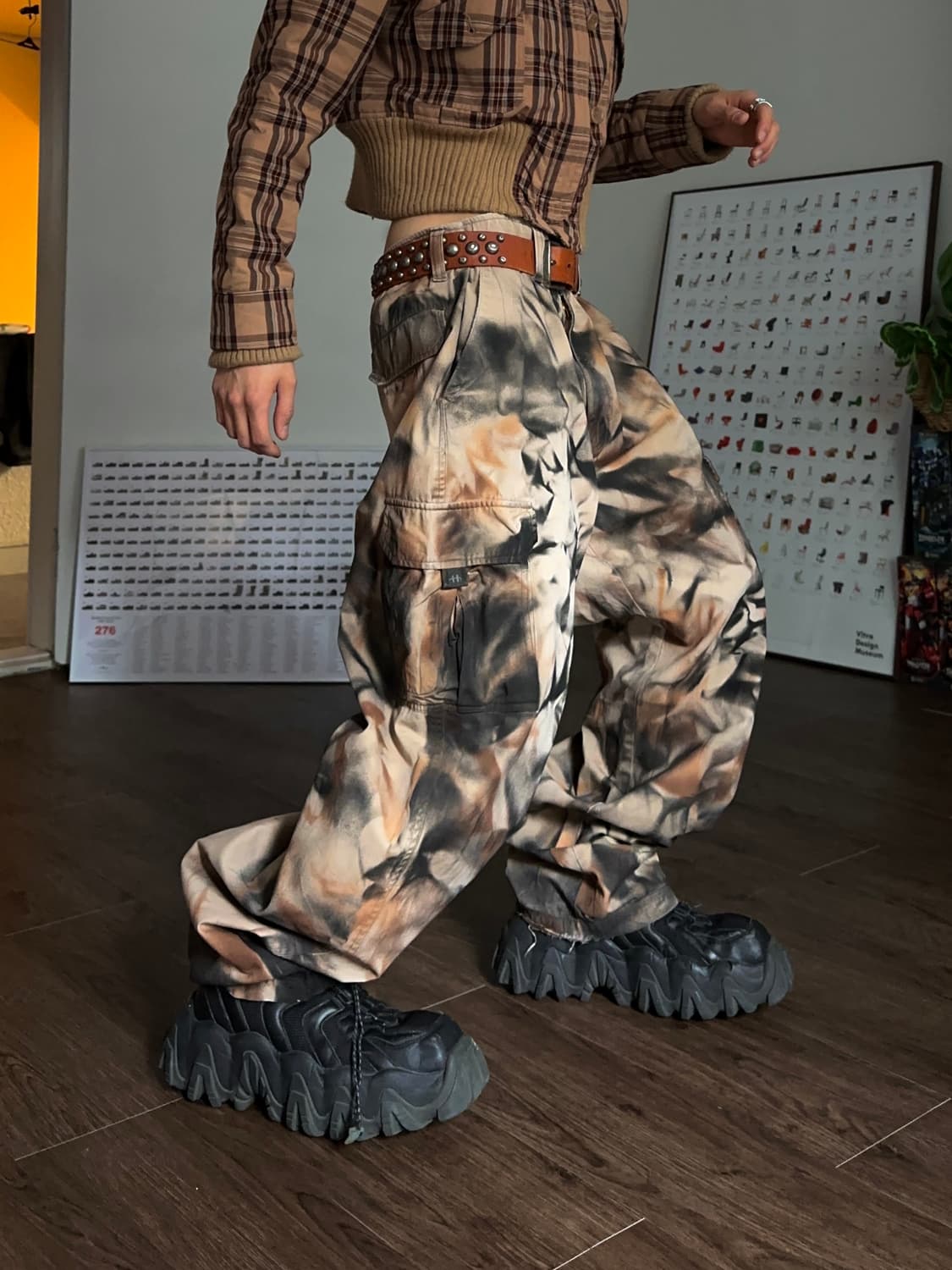 "Broken Glasses Pieces" 스프레이 카고 팬츠 상품이미지3