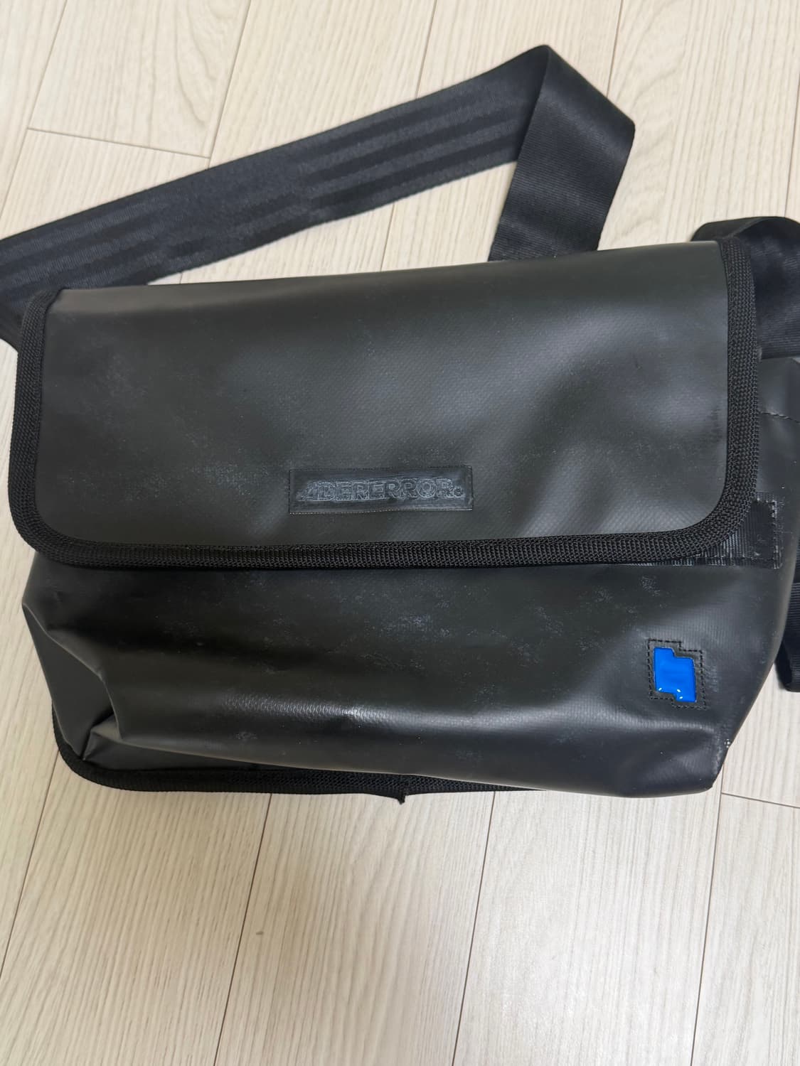 아더에러 크로스백 블랙  상품이미지1