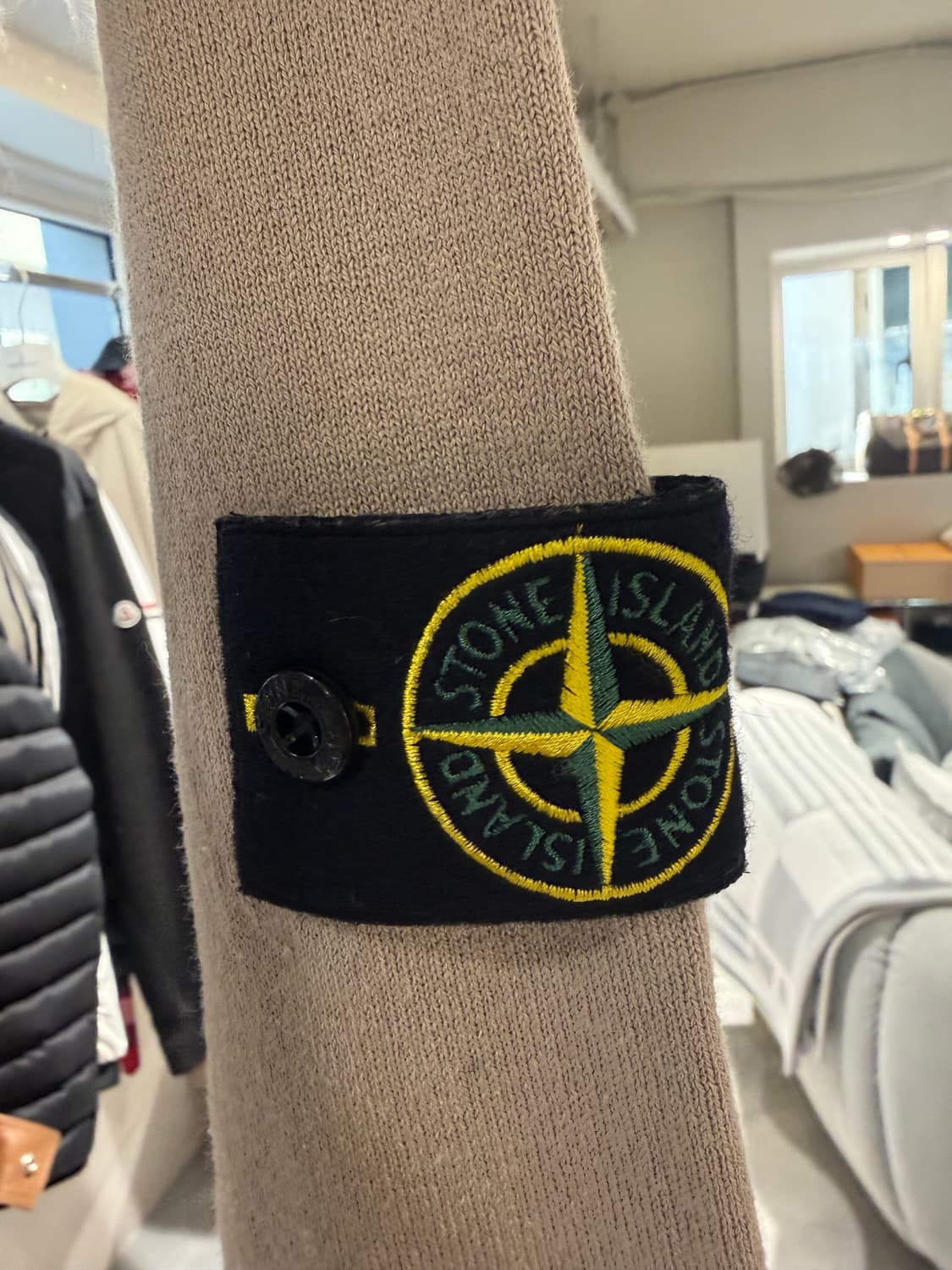 스톤아일랜드 507D8 크루넥 니트 도브 그레이 상품이미지3