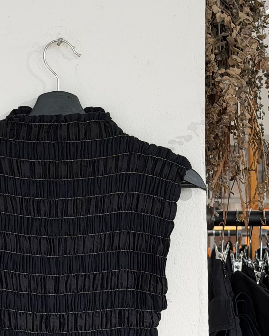 이세이 미야케 네이비 플리츠 스트라이프 슬리브리스 탑 상품이미지3