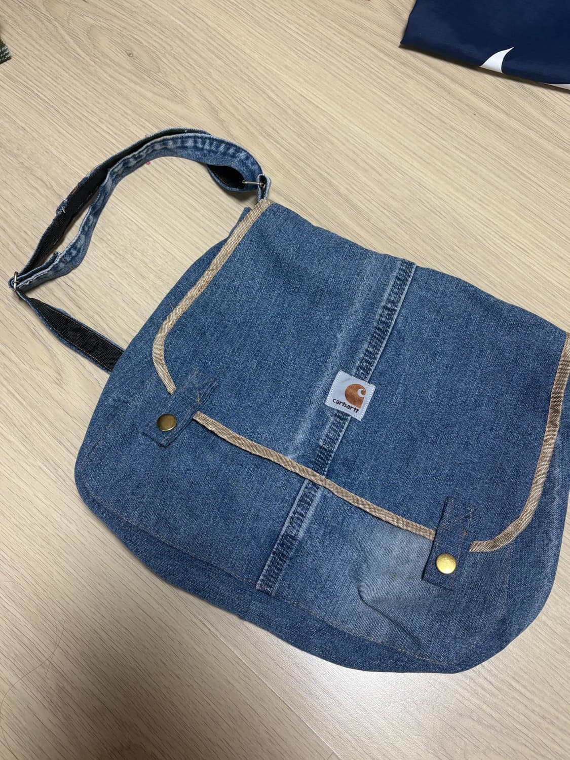 칼하트 데님 크로스백 상품이미지1