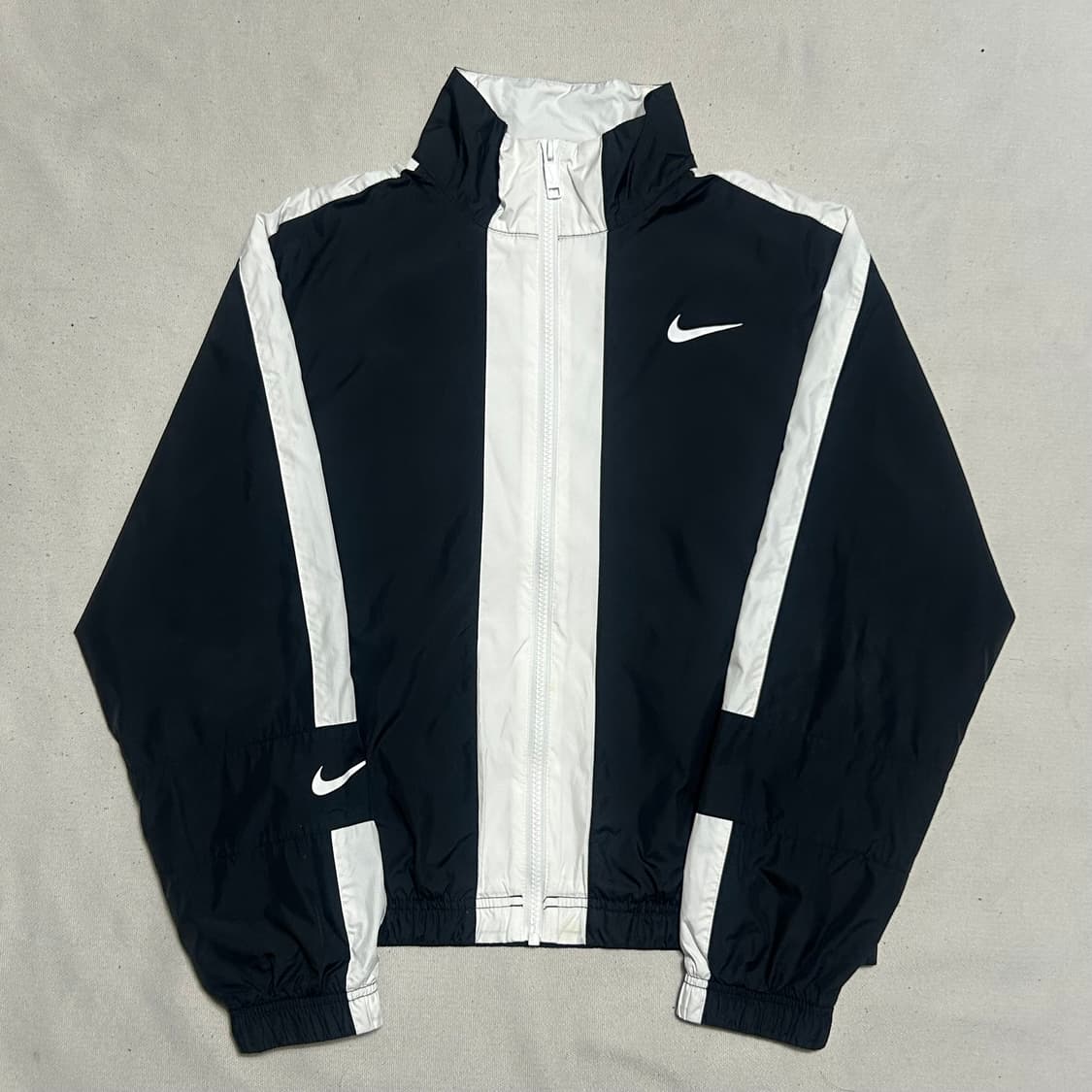 M 나이키 화이트 블랙 배색 크롭 바람막이 상품이미지2